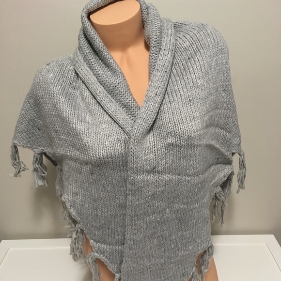 🆕GUESS - GREY FRINGE TRIANGLE SCARF / SHAWL - NWT - Picture 3 of 8